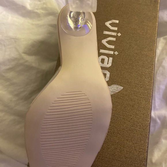 Woman’s clear heel, née never worn - Picture 2 of 3